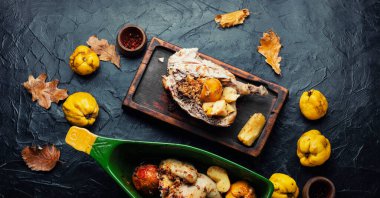 Kokulu keklik ya da elmayla pişirilmiş tavuk. Kümes hayvanları eti.