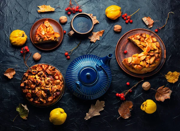 Leckere Herbstliche Quittenkuchen Herbstgebäck Und Tee — Stockfoto