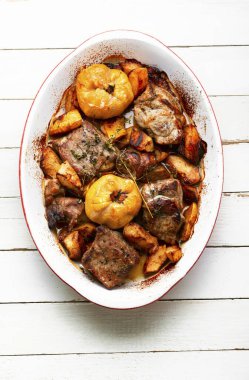 Sonbahar onbeşiyle kızarmış domuz eti. Fırında ızgara et.