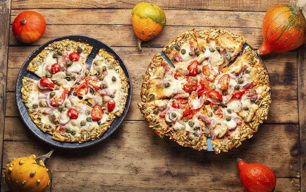Pizza Med Korv Tomat Och Kapris Pumptortilla — Stockfoto