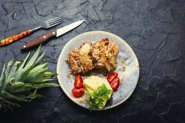 Peynir ve ananasla kızartılmış domuz eti. Boşluğu kopyala