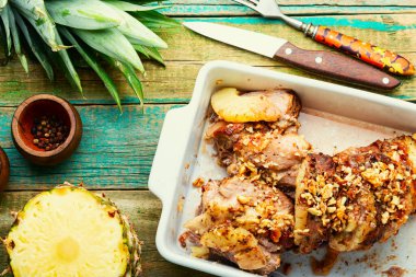 Peynir ve ananasla kızartılmış lezzetli domuz eti.