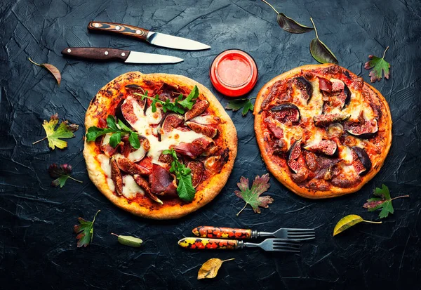 Hemlagad Pizza Med Kött Och Höstfigurer Italiensk Mat — Stockfoto