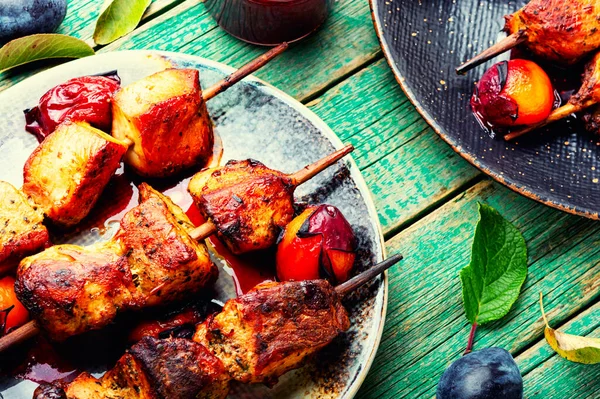 Ahşap şiş ızgarada kızartılmış et. Erik soslu kebap. Mangalda et.