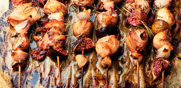 Lezzetli bir tavuk göğsü kebabı. Lezzetli bir barbekü.