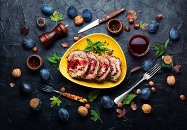 Sonbahar eriği ve fındıkla pişirilmiş domuz eti rulosu.