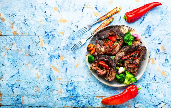 Biber ve brokoli ile pişirilmiş iştah açıcı et. Biftek rulosu, köfte. Boşluğu kopyala.