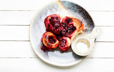 Kirazlı taze süzme peynirli turta.