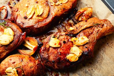 Kızarmış, fırında domuz filetosu. Sarımsak soslu kızarmış et.