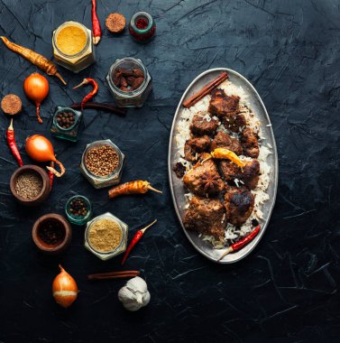 Pirinçli baharatlı vindaloo eti. Baharatlı sarımsak sosunda pişirilmiş domuz eti.