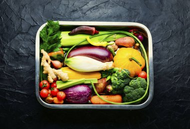 Taze yaz ve sonbahar sebze koleksiyonu. Çiğ sebze çeşitleri.