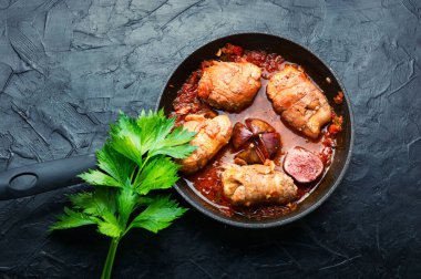 Olgun incirlerle pişirilmiş güzel kokulu et. Sonbahar popüler tarifi