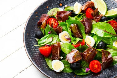 Taze bitkiler, sebzeler ve pastırma ile iştah açıcı salata. Taze salata.