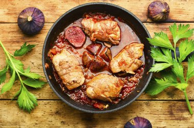 Olgun incirlerle pişirilmiş güzel kokulu et. Sonbahar popüler tarifi