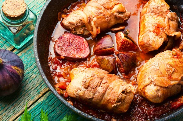 Salsicha Carne Deliciosa Com Figos Outono Panela Ferro Fundido — Fotografia de Stock