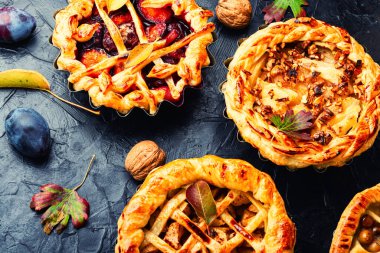 Elmalı, erikli ve üzümlü lezzetli sonbahar pastası. Sonbahar pastası