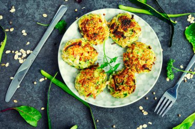 Vejetaryen pirzolası ya da kabak, yulaf ezmesi ve sebzeli börek..