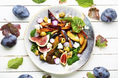 İncirli, erikli, otlu ve zeytinli alışılmadık salata. Vejetaryen salatası