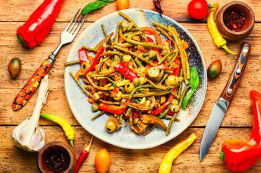 Diyet haşlanmış sebze, bezelye, biber ve bamya güveci. Sotat