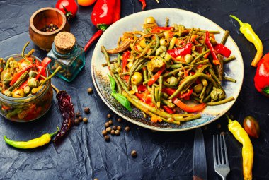 Diyet haşlanmış sebze, fasulye, biber, bamya ve zeytinli güveç. Ödünç menü