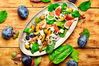 İncirli, erikli, otlu ve zeytinli diyet salatası.