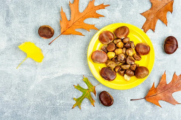 烤栗子和秋天的叶子 美味佳肴 烤栗子 复制空间 — 图库照片