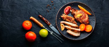 Portakal soslu leziz domuz eti. Kemiklerdeki domuz eti.