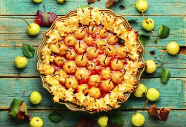 Ev yapımı sonbahar pastası, sonbahar armuduyla süslenmiş pasta..
