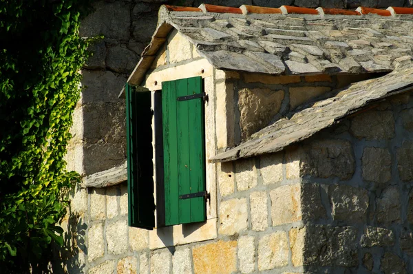 Oude stenen huis en venster — Stockfoto