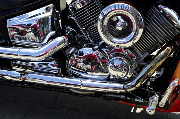 Chrome yamaha motor met reflecties — Stockfoto