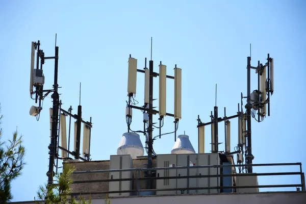 Gran antena en el techo del edificio — Foto de Stock