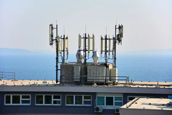 Grande antena no telhado do edifício 3 — Fotografia de Stock