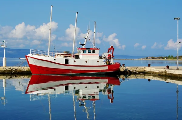 Bateau de pêche rouge — Photo