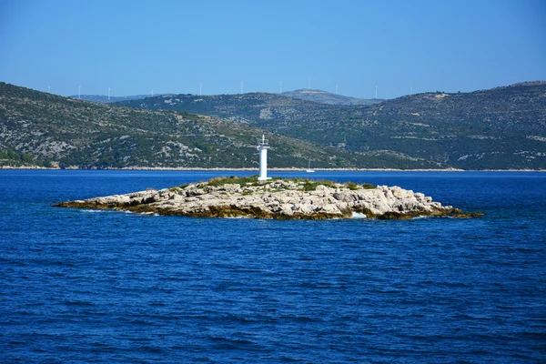 Faro automático en una pequeña isla en Croacia —  Fotos de Stock
