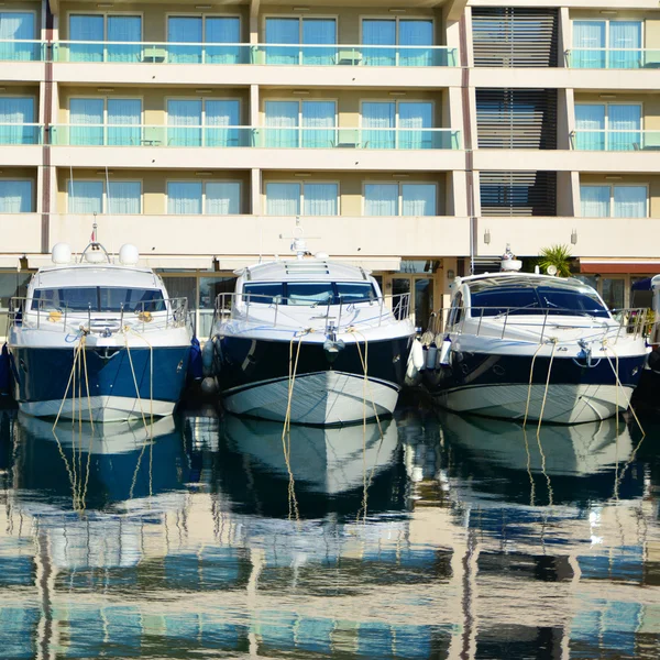 Motorboote in der Marina in Kroatien — Stockfoto