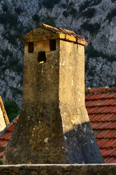 Старая крыша и дымоход — стоковое фото