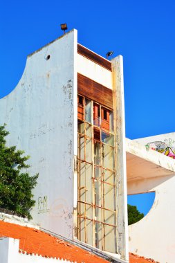 hasarlı bina