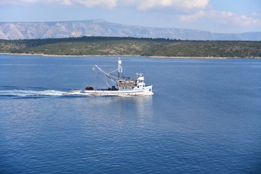 kıyısındaki balıkçı teknesi