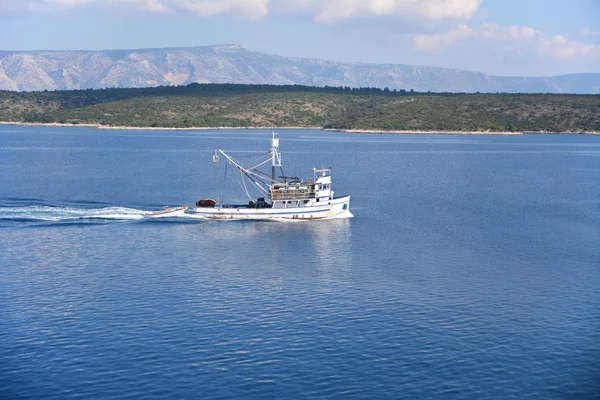 Fishing boat near the coast — Stock Photo, Image