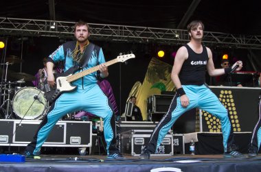 Lary Simmons ve Rocky van Bree eğlendirmek iken sahnede