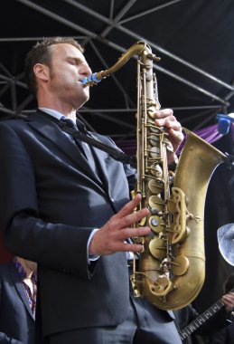 Jeroen van genuchten bir takım elbise oyunları tenor saksofon giyinmiş