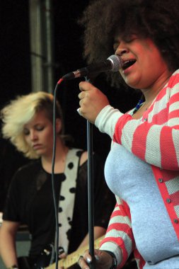 rock band dudettes solist zjoly olduğunu