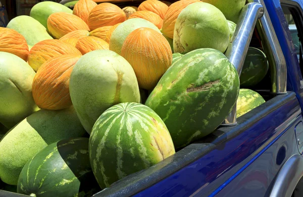 Melons on the back of blue pick-up truck — Stock Photo, Image