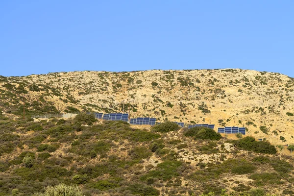 Güneş panelleri bir tepede Girit — Stok fotoğraf