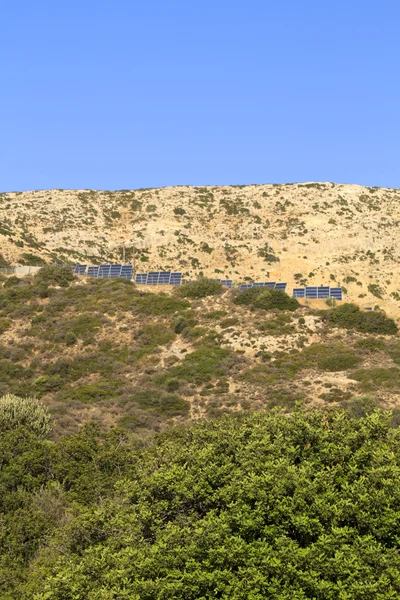 Painéis solares absorvendo a luz solar em uma colina grega — Fotografia de Stock