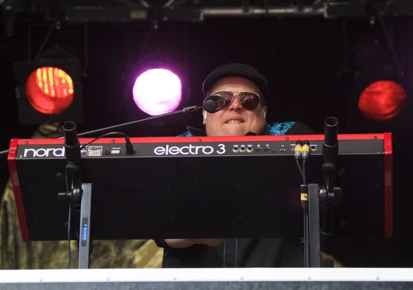 Reverend Big plays keyboard on stage for Memphis Maniacs — Stock Photo, Image