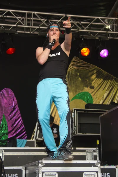 Rocky van Bree, pointing to the audience while singing — Stock Photo, Image