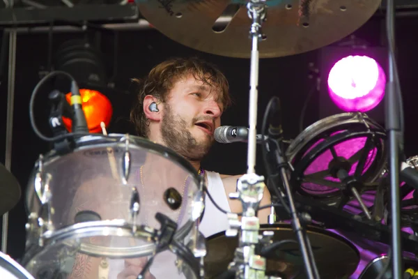 Close-up do baterista, Iwan Dubrowski enquanto no palco — Fotografia de Stock