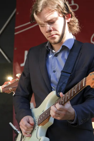 Martijn Smit dressed in a suit plays guitar live on stage — Stock Photo, Image