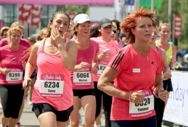 pembe giymiş koşucu